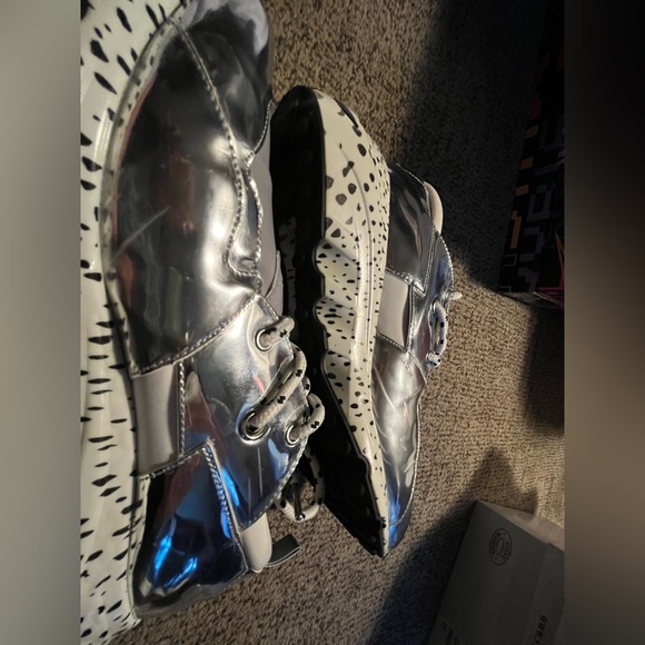 Stylish Silver Steve Madden sneakers - Picture 2 of 4
